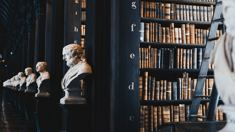 Statua della giustizia e libri